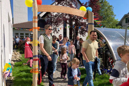 Gross und Klein freuten sich über den neuen Spileplatz