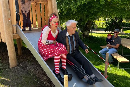 Clown Tschini und Jakob Roth auf der Rutschbahn