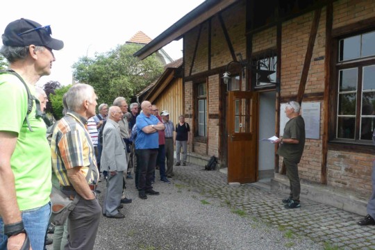 Martin Zeier begrüsst die Konolfinger Gäste