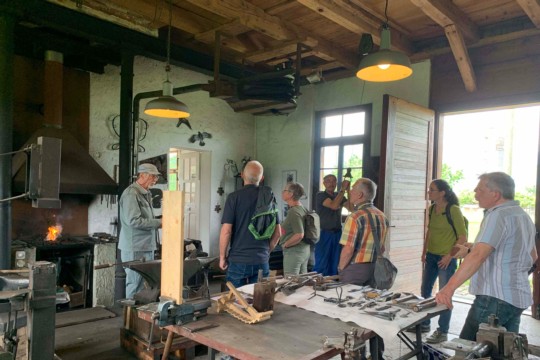 Schmiede mit doppeltwirkendem Blasebalg an der Decke