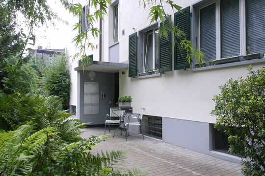 HauszugangmitTischliundStühlen(quer)4.jpg