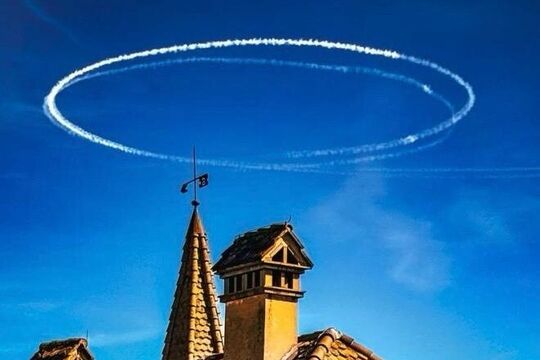 Bild Kreis aus Kondensstreifen &uuml;ber der Region