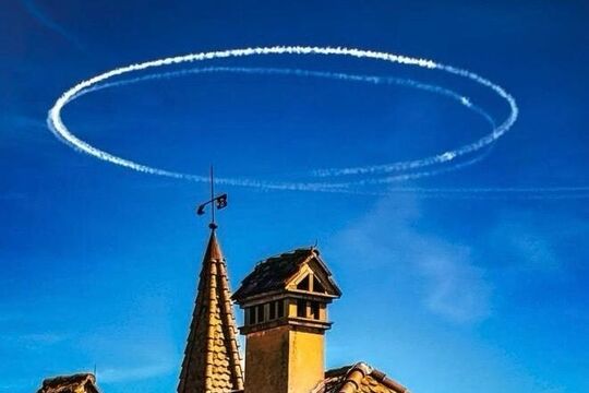 Bild Kreis aus Kondensstreifen &uuml;ber der Region