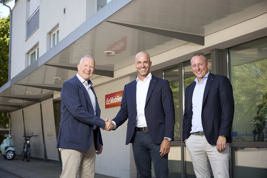 Münsingen: (von links) Rolf Hofmann, Simon Jampen und Manuel Stauffer vor der Agentur in Münsingen.
