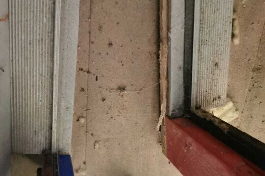 Türrahmen blau und rot.jpg