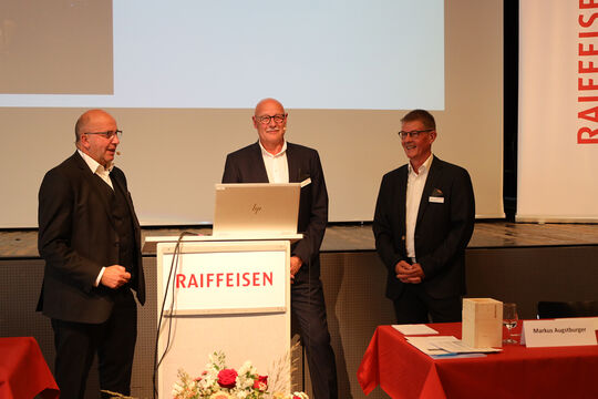 Verabschiedung der beiden Verwaltungsräte durch Antonio Russo (links)