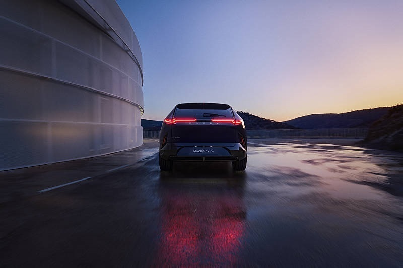 2025_CX-6e_GER_LHD_C009_EXT_Rear_Nightfall_Violet_High+_72dpi.jpg