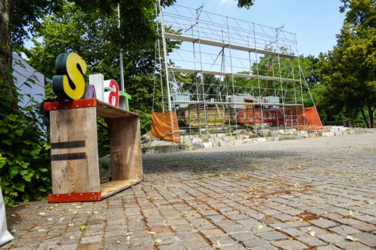 Das Gerüst für die Leinwand steht