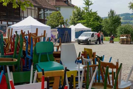 Stuhllager auf dem Platz