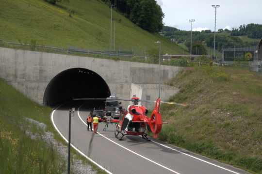 Wislentunnel Unfall Heli und Leute beim Eingang