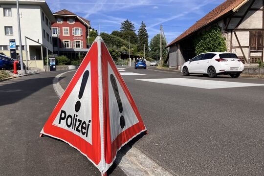 Bild Auto prallt gegen Baum und &uuml;berschl&auml;gt sich