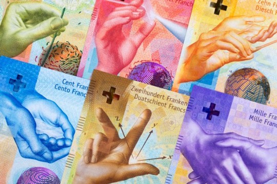 schweizer-franken-banknoten_freepik.com