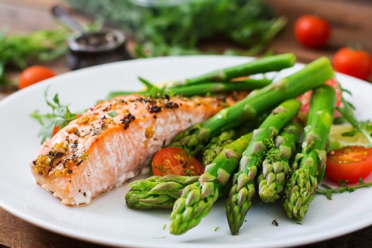 Lachs-mit-grünen-Spargeln-640