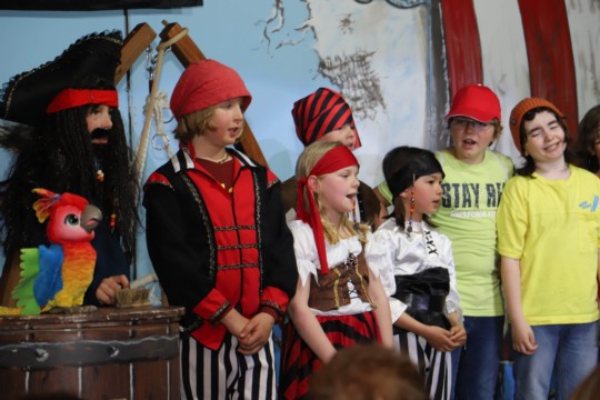 Kapitän  Blackbeard (links) und ein Teil der Besatzung