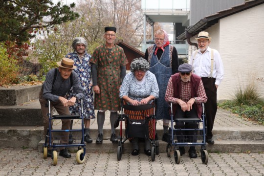 9 Männer