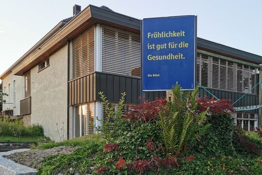 Eingang Bahnwegli mit blauem Plakat.jpg