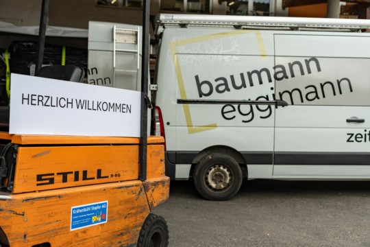 B-E_TagderoffenenTür-1