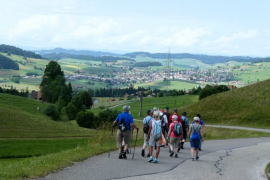 Wandergruppe bei Brügglen mit Sicht auf Grosshöchstetten kleiner(1)