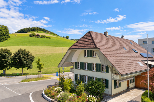Sonnige Schweizer Landstra&szlig;e mit Landhaus.png