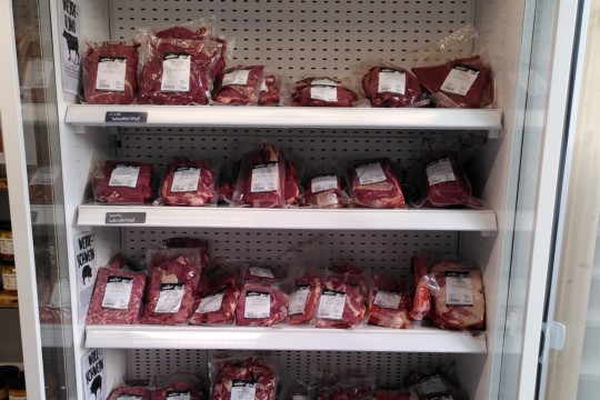 Das in der hofeigenen Metzgerei verarbeitete Fleisch