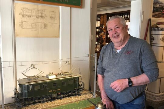 Willi Blaser mit einem Eisenbahnmodell im Dorfmuseum