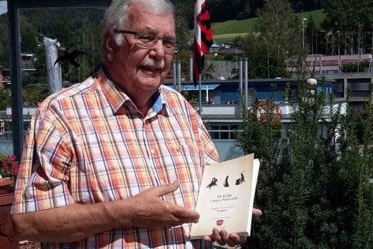 Bruno Maurer mit seinem Buch1