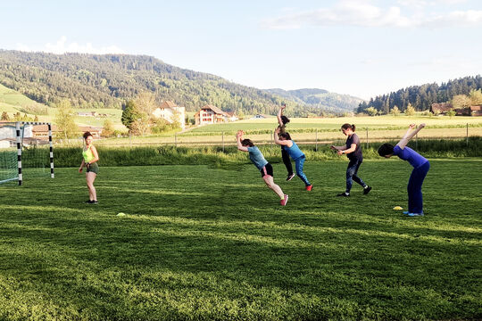 gruppe_huepfen2a.jpg