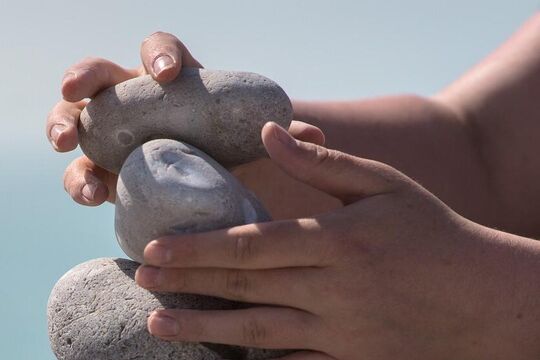 Kind mit Steinen.jpg