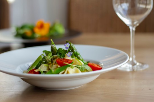 IMG_4921_Pasta_garniert_mit leeremGlas_1000px.jpg