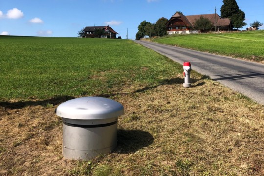 Messschacht bei Gemeindegrenze mit Hydrant