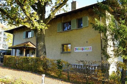 Tagesschule Eingangstüre.jpg