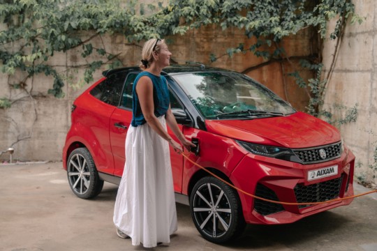 Aixam (rot) laden.jpg