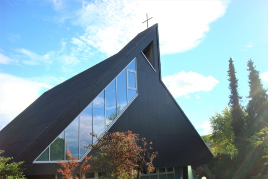 Kirche_aussen_herbst.jpg