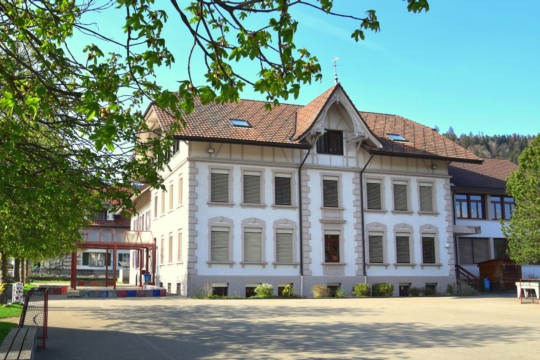 Schulhaus-April