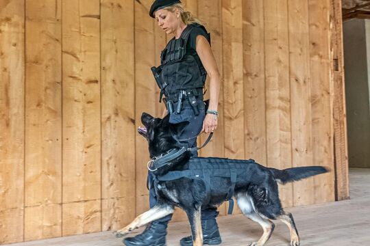 Jelia Jeremias Uniform mit Hund quer