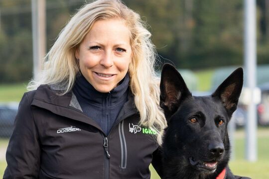 Jelia Jeremias Portaet mit Hund quer