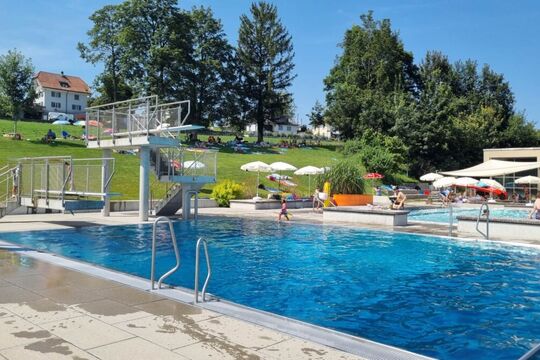 Bild Grossh&ouml;chstetten pumpt Badewasser ins Hallenbad