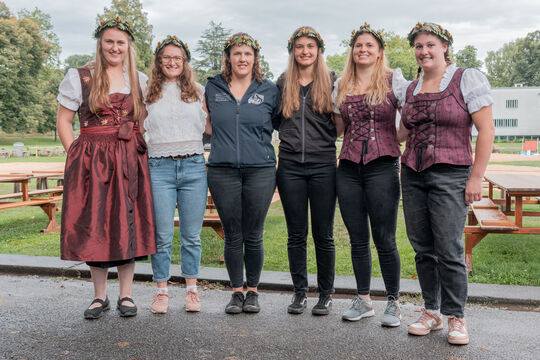 Aktive Kranz v.l. Felber Nina (Rang 5), Brun Vroni (3), Gäumann Jasmin (2a), Linggi Eveline (Siegerin), Isabel Egli (2b), Suchet Melissa (4)