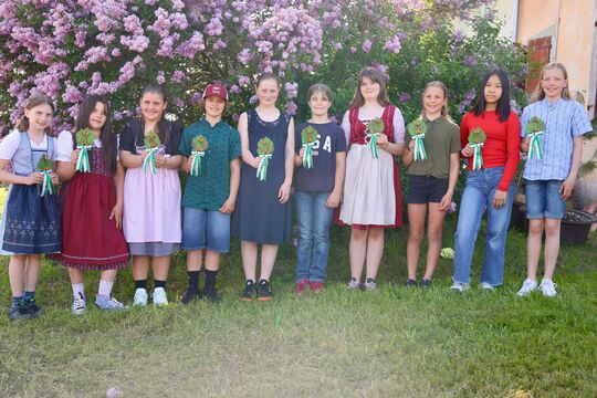 Meitli 2 Zweige (v.l.)- Engels Marie (6), Schweizer Elea (4), Schlüchter Vera (2), Amstutz Silja (Festsiegerin), Künzi Nina (3), Burri Nicole (5a), Mettler Jenny (5b), Steinauer Elena (7a), Narantulga Misheel (7b