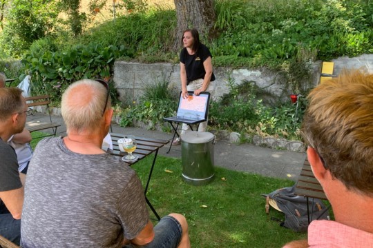 Eveline Locher erklaert den Brauprozess