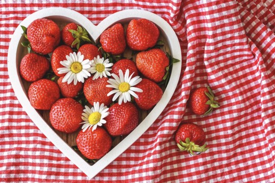 strawberries-5210753_1280