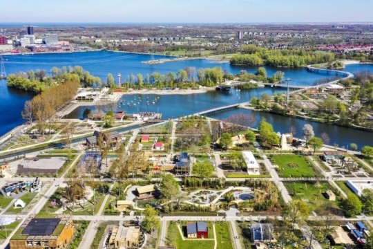 Besucher-waehrend-der-Floriade-Expo-2022.jpg