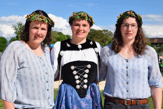 Aktive Siegerinnen mit Kranz (v.l.)- Gäumann Jasmin (1b). Egli Isabel (1a) und Klossner Melissa (1c)