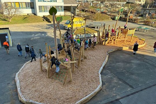 Bild Neuer Pausenplatz mit viel Holz ist eingeweiht 