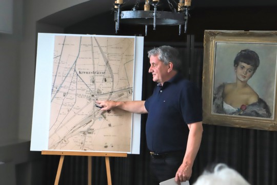Christoph Zürcher mit dem Plan von 1903 und dem Porträt seiner Mutter als Zwanzigjährige