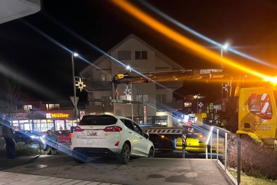 Auto auf Treppe Worb flach