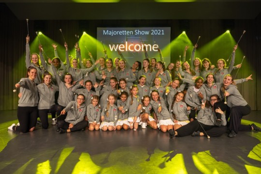 Gruppenfoto Majoretten ganzer Verein Show 2021_Foto Jürg Frauenknecht_klein.jpg