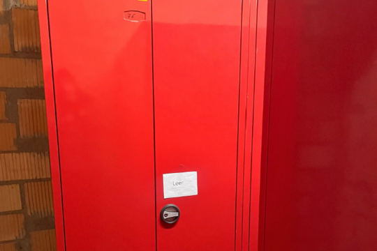 Schrank Rot.png