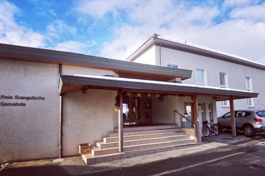 Kapelle Eingang - blauer Himmel.jpg