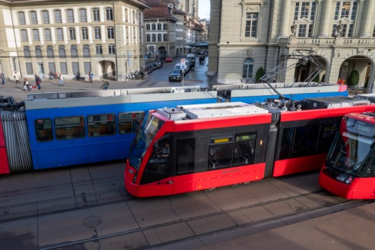 Blaues Tram trifft auf Tramlink